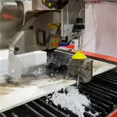 Machine de coupe à jet d'eau CNC en Inde